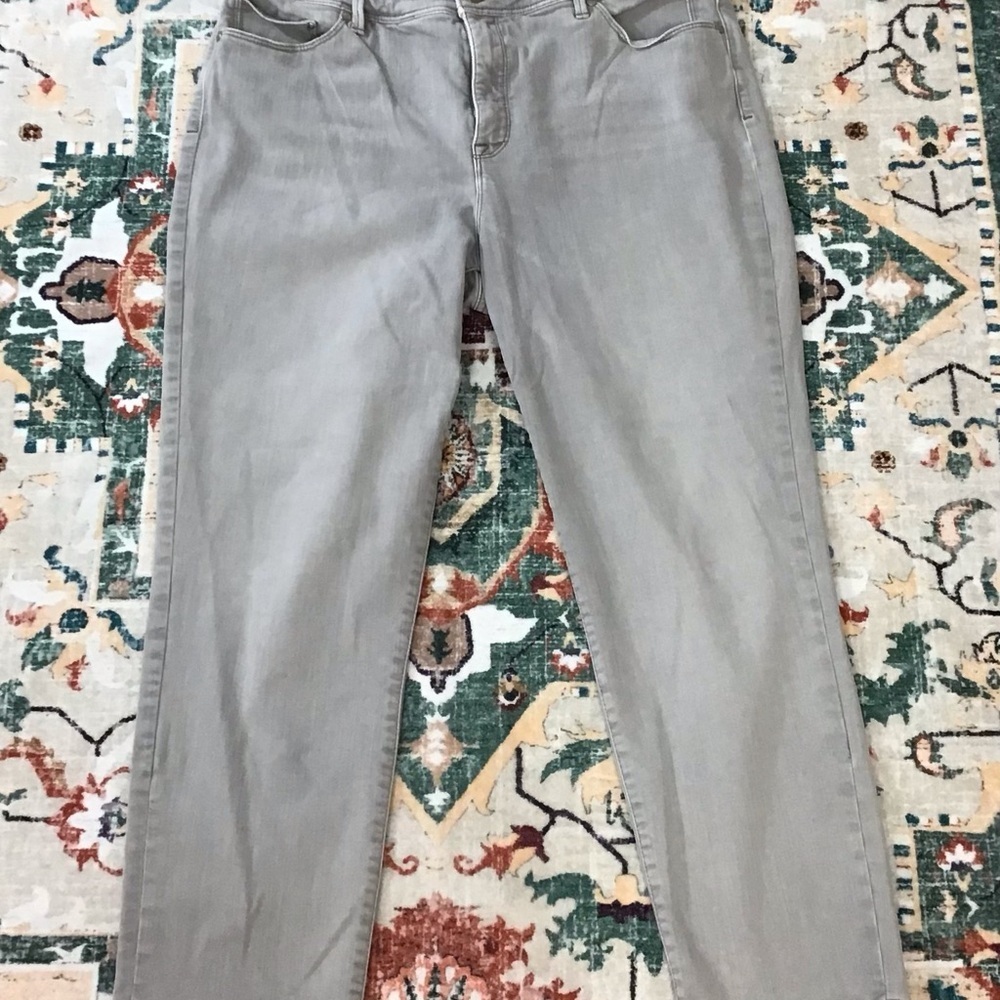 Chico's Light Gray Straight Leg Crop Jeans 14 🩶